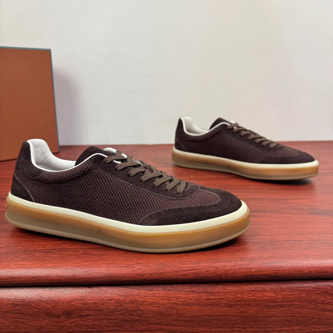 Batch 740 Loro Piana Tennis Walk men's moral training sneakers! These new textured leather tennis shoes feature an ultra-low-top design for year-round wear and are water-resistant. The wrapped sole creates an effortlessly attractive color combination that harmoniously blends functionality with understated style. The ideal footwear option for urban dressing. The heel is decorated with a soft calfskin tongue with Kummel color inserts and an embossed LP logo. Cotton shoelaces. Material: Upper: Gray woven stitching with cowhide accents! Sole: Rubber lining: Cow leather original rubber sole, excellent foot comfort, complete package! Size: 39-40-41-42-43-44 leather shoe size (can be customized to 38.4546) Item number: FAM1316 coffee color